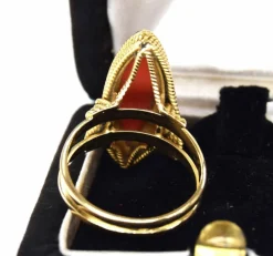 Bague en or jaune avec corail
