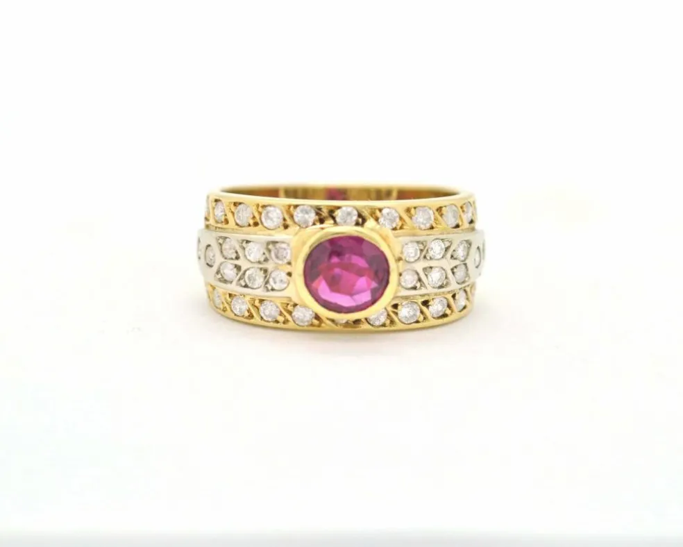 Bague en or jaune avec diamants et rubis