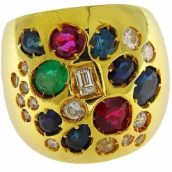 Bague en or jaune avec divers diamants taillés et pierres de couleur
