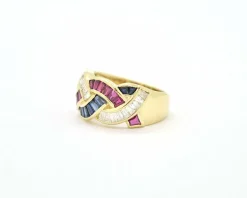 Bague en or jaune avec diamants, rubis et saphirs