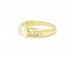 Bague en or jaune avec diamant ovale Ct 1
