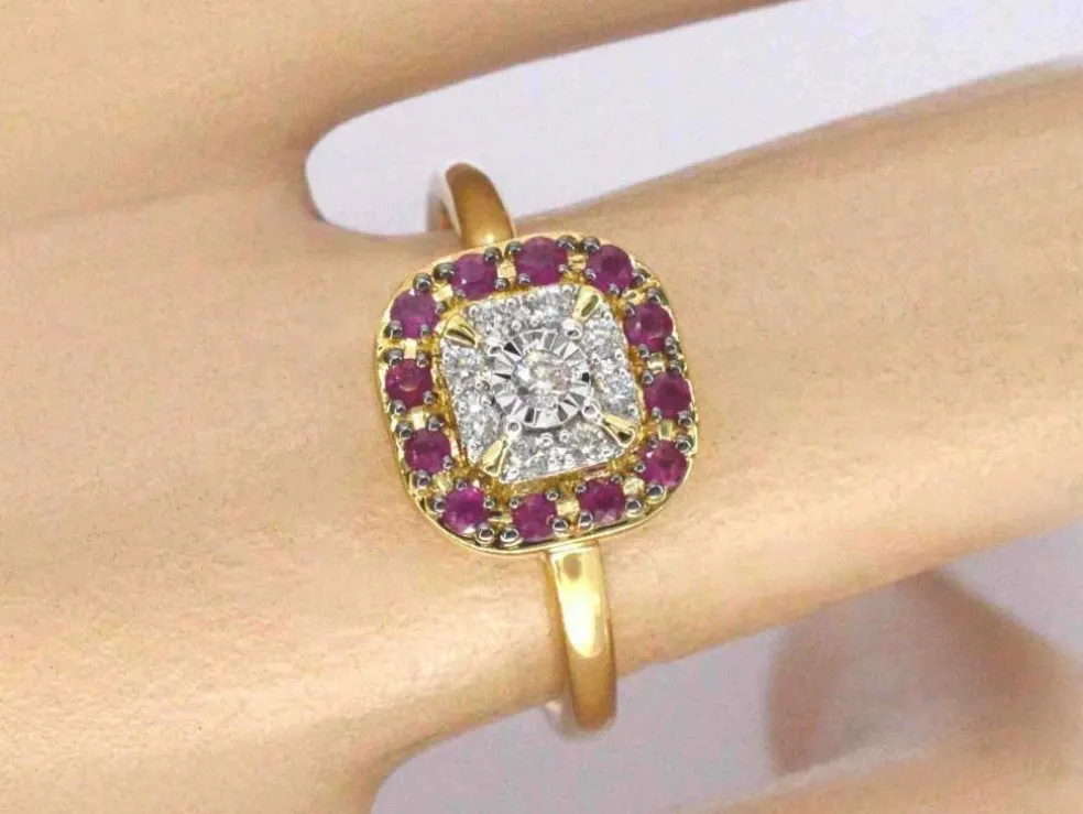 Bague en or jaune avec diamants et rubis