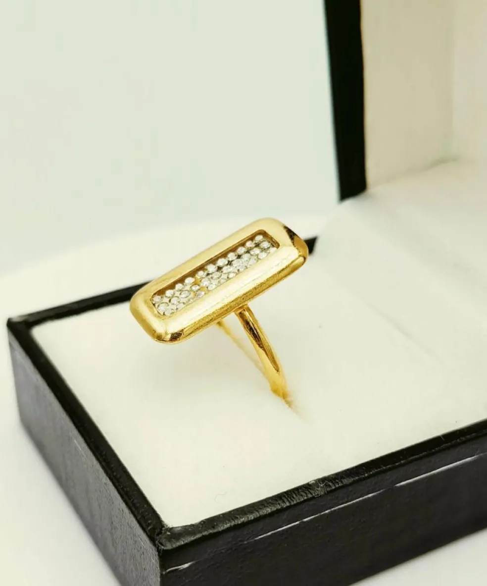 Bague en or jaune avec diamants en inclusion