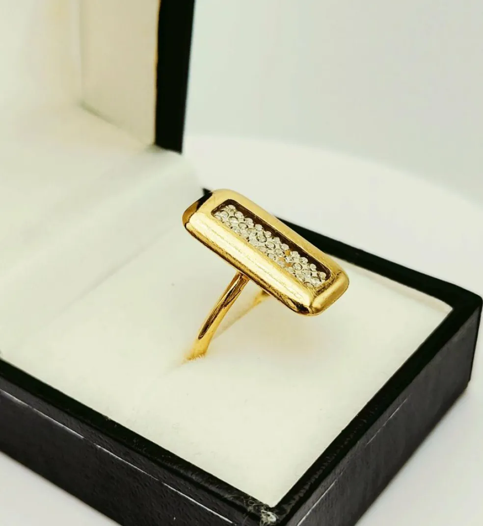 Bague en or jaune avec diamants en inclusion