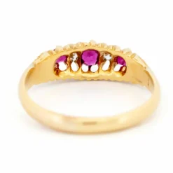 Bague en or jaune avec diamants et rubis
