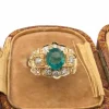 Bague en or jaune avec émeraude centrale et diamants environnants