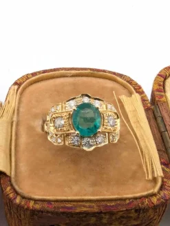 Bague en or jaune avec émeraude centrale et diamants environnants