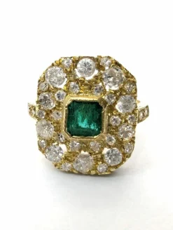 Bague en or jaune avec émeraude centrale et diamants environnants