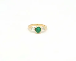 Bague en or jaune avec émeraude et diamants coniques