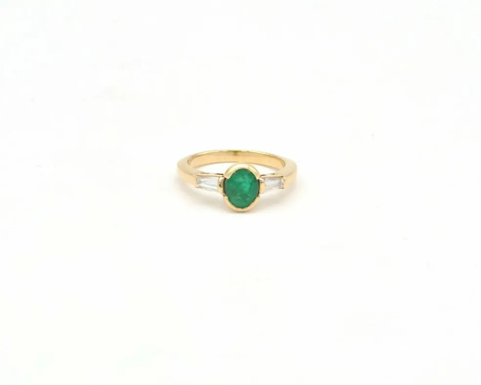 Bague en or jaune avec émeraude et diamants coniques