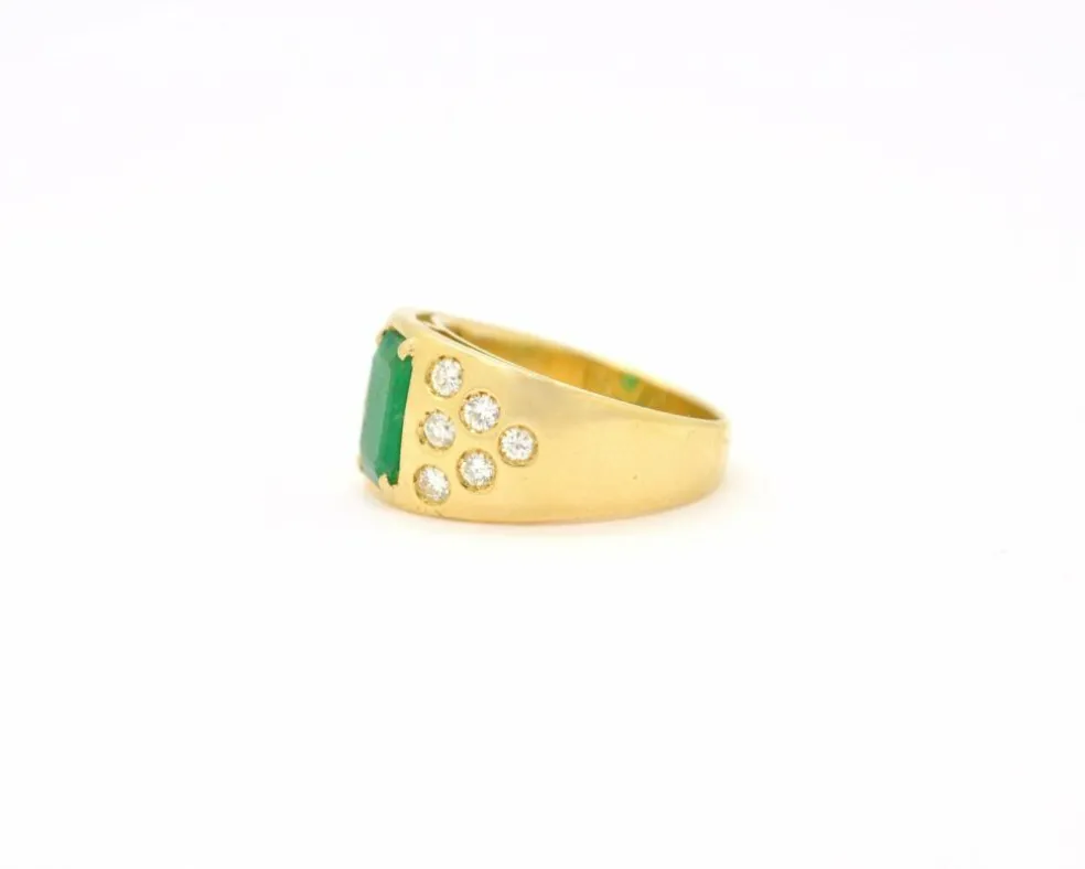 Bague en or jaune avec émeraude et diamants