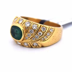 Bague en or jaune avec émeraude