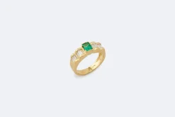 Bague en or jaune avec émeraude et diamants