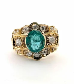 Bague en or jaune avec émeraude centrale et diamants environnants
