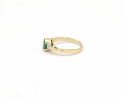 Bague en or jaune avec émeraude et diamants coniques