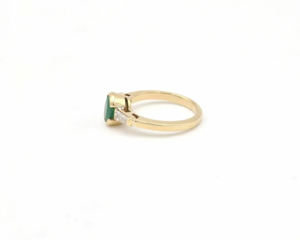 Bague en or jaune avec émeraude et diamants coniques