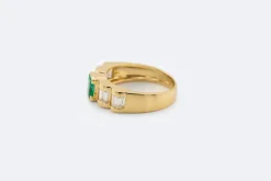 Bague en or jaune avec émeraude et diamants