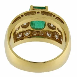 Bague en or jaune avec émeraude de 0,93 ct et diamants
