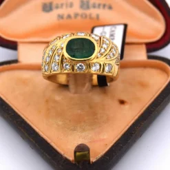 Bague en or jaune avec émeraude