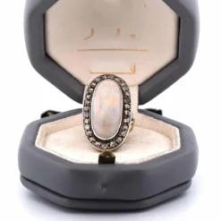 Bague en or jaune avec opale et diamants de l'époque victorienne