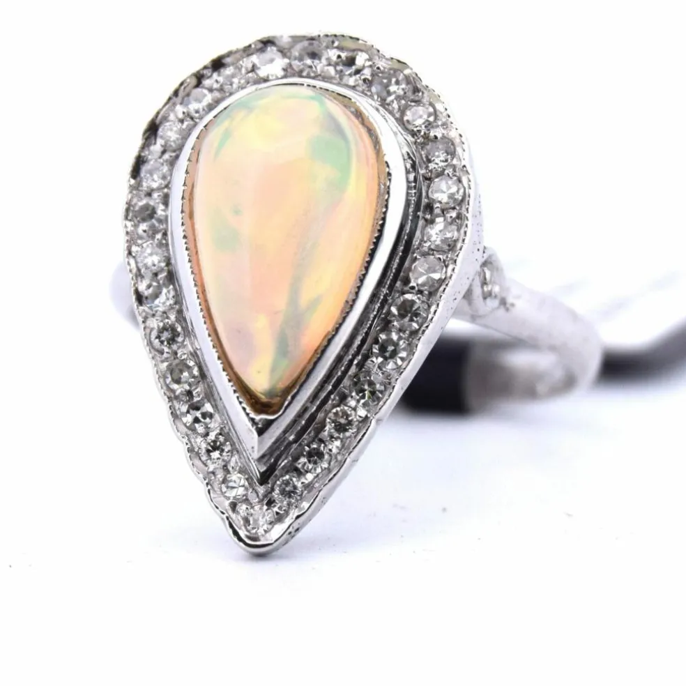 Bague en or jaune avec opale cabochon Déco