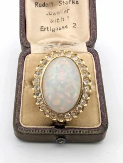 Bague en or jaune avec opale et diamants