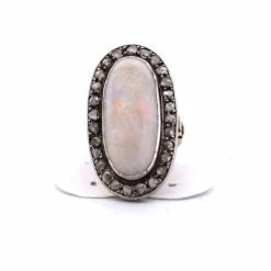 Bague en or jaune avec opale et diamants de l'époque victorienne