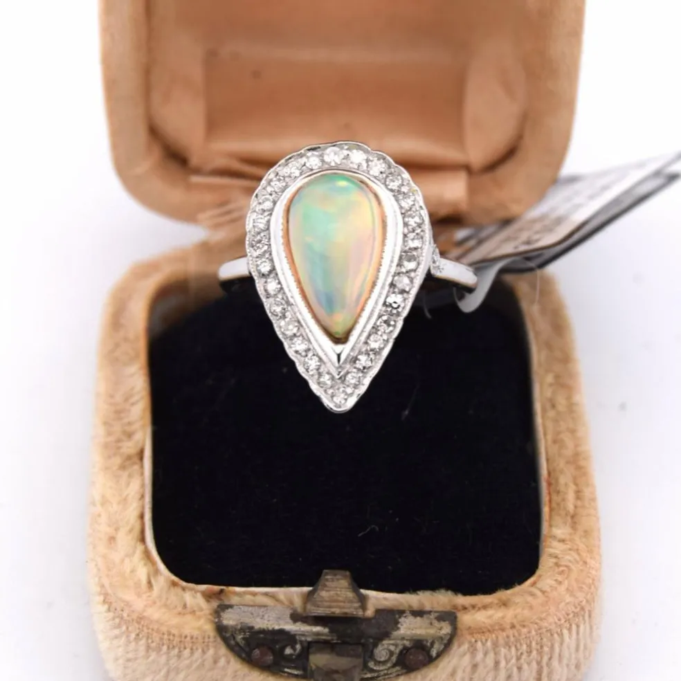 Bague en or jaune avec opale cabochon Déco