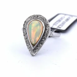 Bague en or jaune avec opale cabochon Déco
