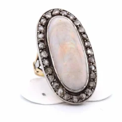 Bague en or jaune avec opale et diamants de l'époque victorienne