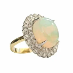 Bague en or jaune avec opale et diamants