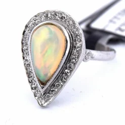 Bague en or jaune avec opale cabochon Déco