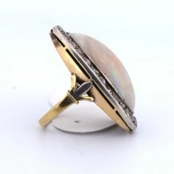 Bague en or jaune avec opale et diamants de l'époque victorienne