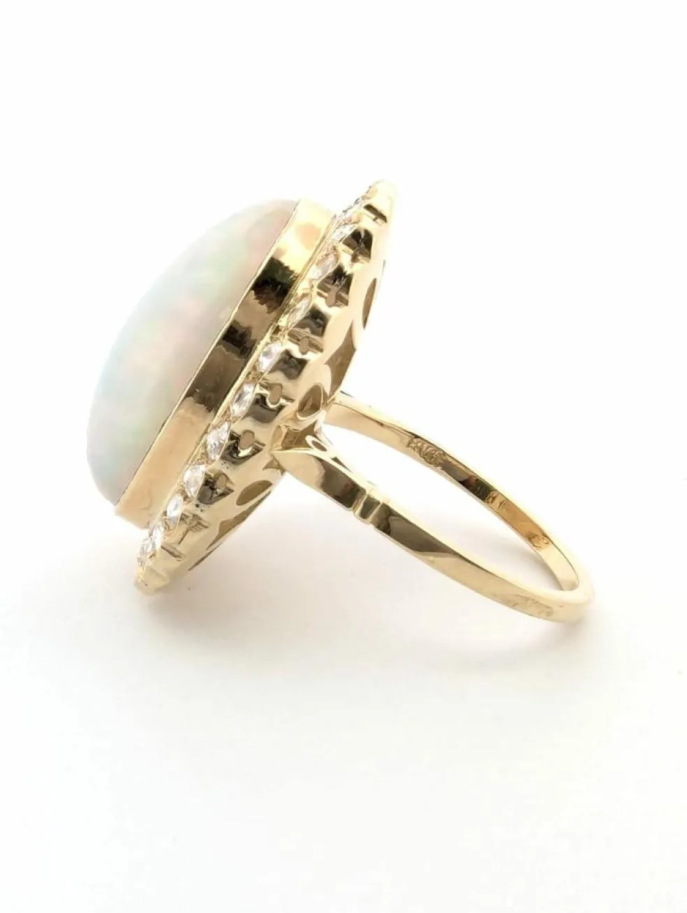 Bague en or jaune avec opale et diamants