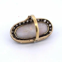 Bague en or jaune avec opale et diamants de l'époque victorienne