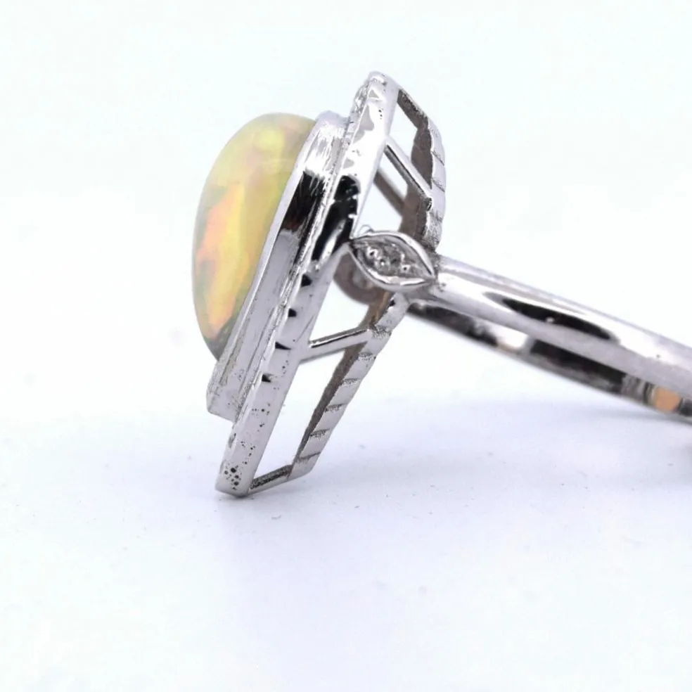 Bague en or jaune avec opale cabochon Déco