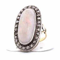 Bague en or jaune avec opale et diamants de l'époque victorienne