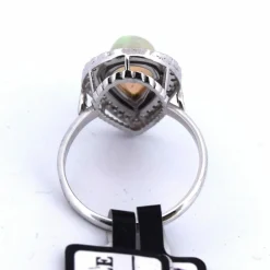 Bague en or jaune avec opale cabochon Déco