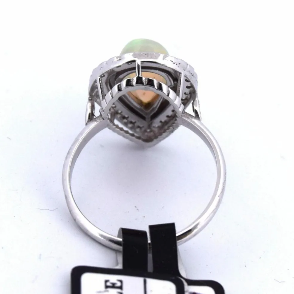 Bague en or jaune avec opale cabochon Déco