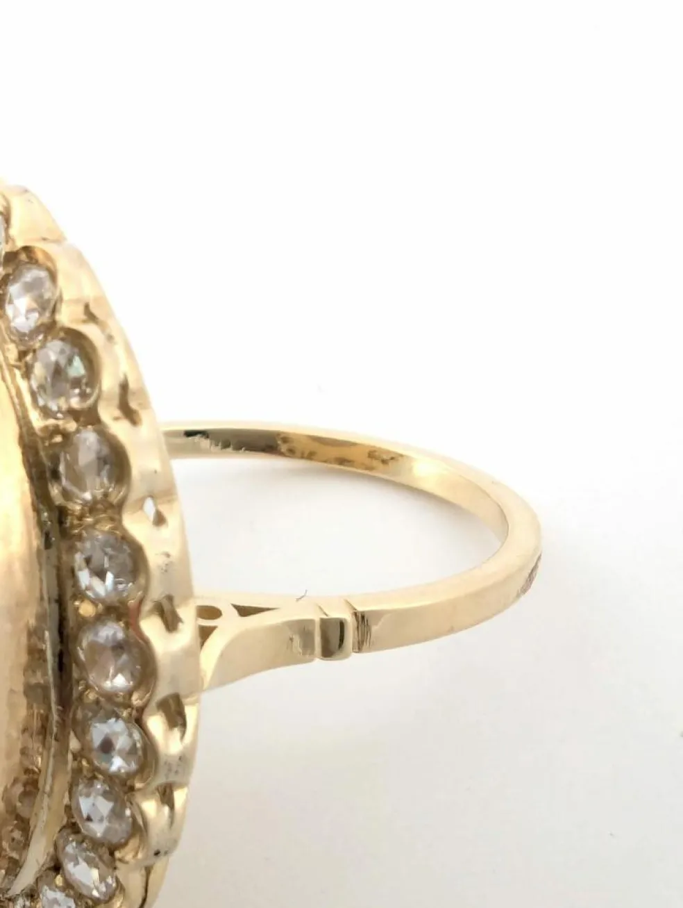 Bague en or jaune avec opale et diamants