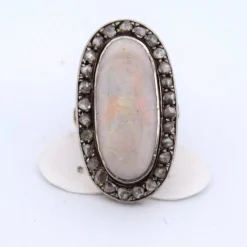 Bague en or jaune avec opale et diamants de l'époque victorienne