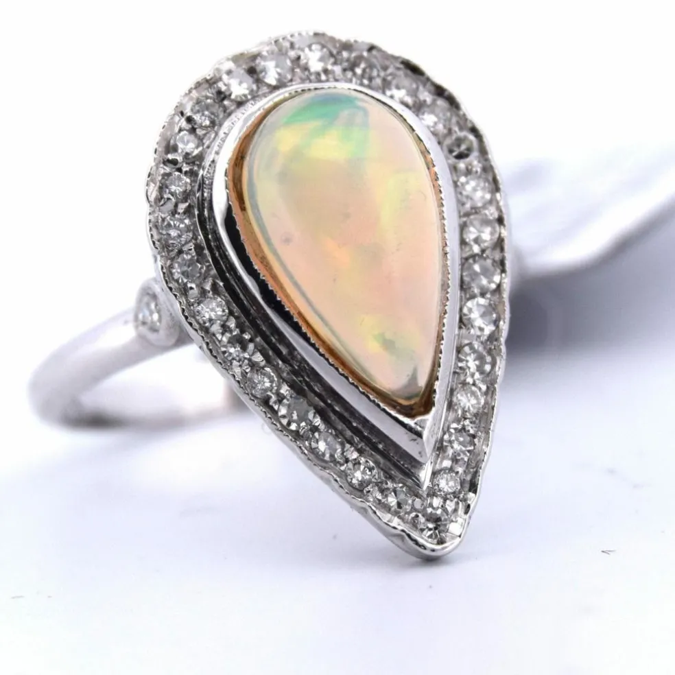 Bague en or jaune avec opale cabochon Déco