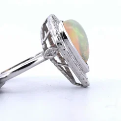 Bague en or jaune avec opale cabochon Déco