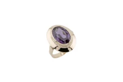 Bague en or jaune avec pierre violette