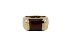 Bague en or jaune avec pierre rouge