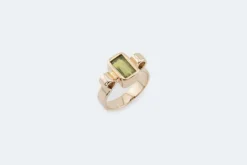 Bague en or jaune avec pierre