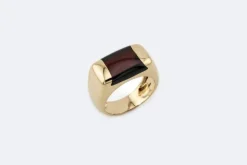 Bague en or jaune avec pierre rouge