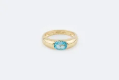 Bague en or jaune avec pierre bleue