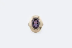 Bague en or jaune avec pierre violette
