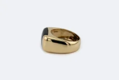 Bague en or jaune avec pierre rouge